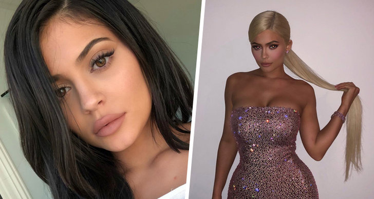 Till höger visas en bild på Kylie Jenner som tar en selfie och till vänster så poserar Kylie med sin långa blonda hästsvans i en glittrig outfit.