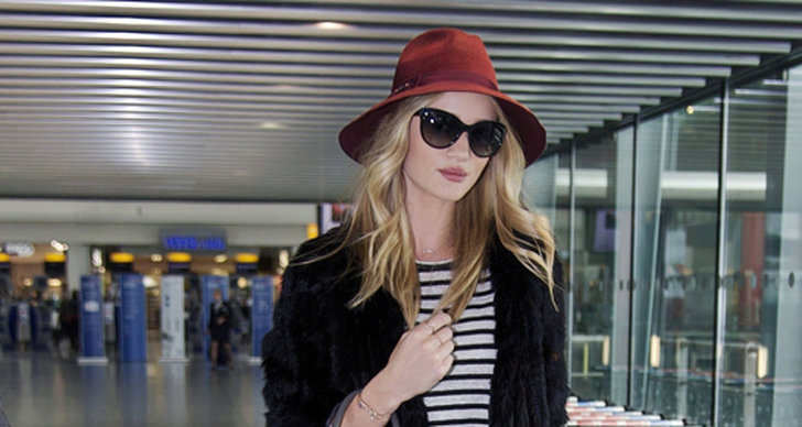 Rosie Huntington-Whiteley lyckas se chic ut även när hon flyger. De snygga bootsen och hatten bryter av den annars ganska enkla outfiten som baseras på både den randiga och skinnpräglade trenden. De stora solisarna adderar en touch av lyx.