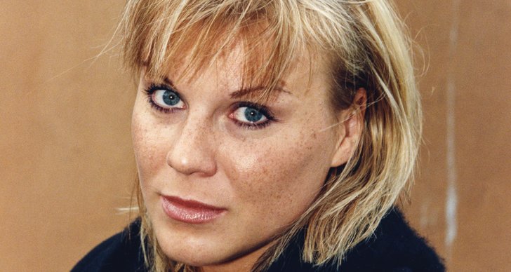 Josefin Nilsson får bok, artist, brinn för josefin, våld mot kvinnor.