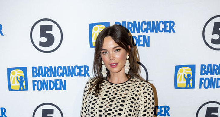 Hedda Stiernstedt på Barncancergalan 2018 röda matta.