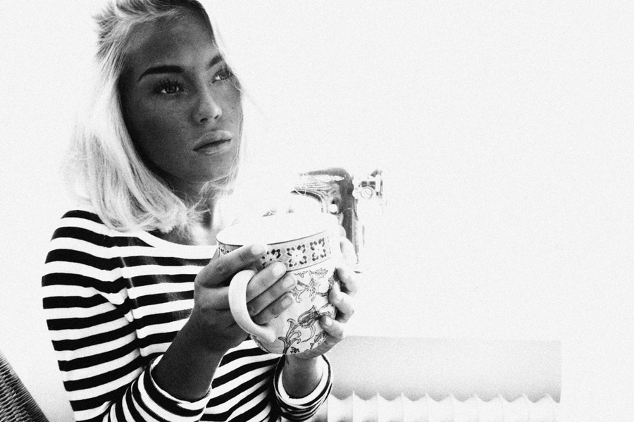 "Sitter i köket med kaffet i andra handen och tänker på sånt man egentligen inte borde tänka på."