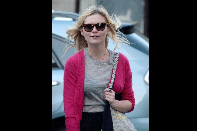 Kirsten Dunst  är vardagssnygg i rosa, mjuk kofta. 