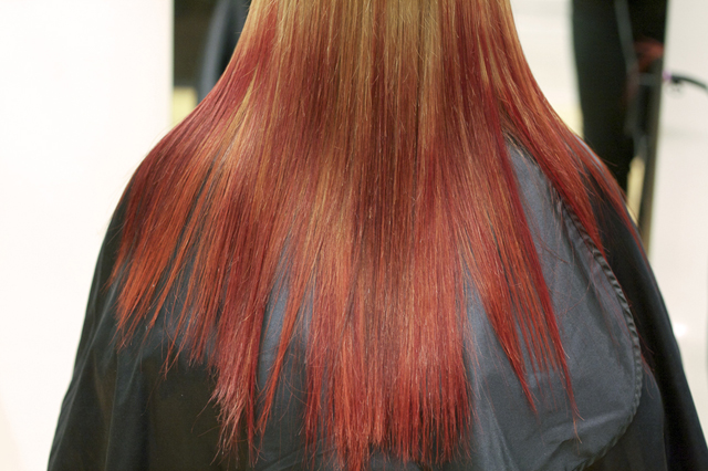 Håret är på plats och skiftar superfint från ljust till mörkare rött!