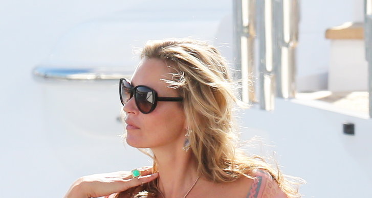 Kate Moss anländer på stranden 