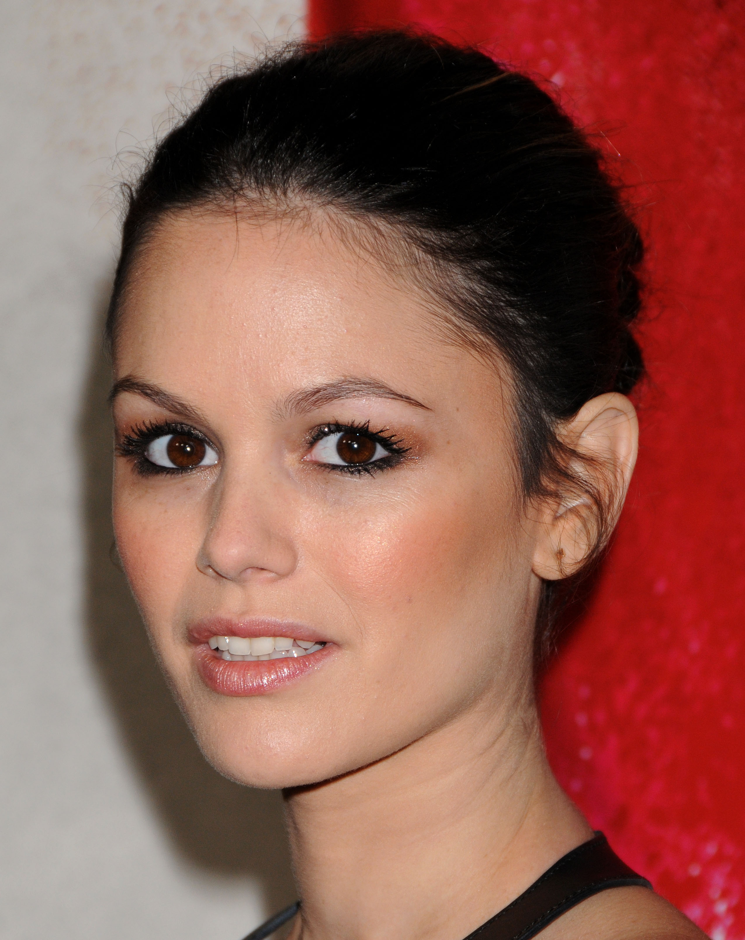 Rachel Bilson med intensiv eyelinerblick. 