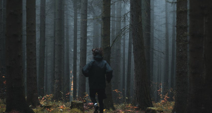 En kille som springer i skogen