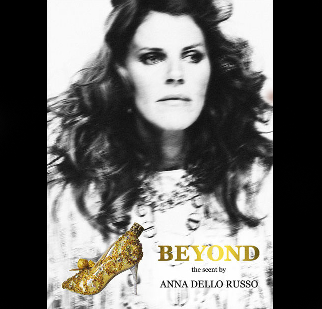Den första bilden på parfymkampanjen som Anna Dello Russo själv frontar.