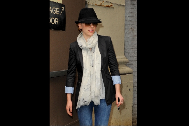 Scarlett Johansson gömmer sig i hatt och solbrillor. 