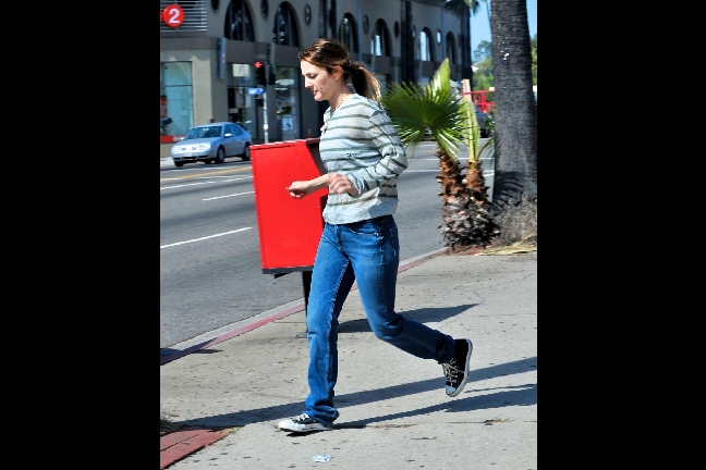 Drew Barrymore i jeans och Converse. 
