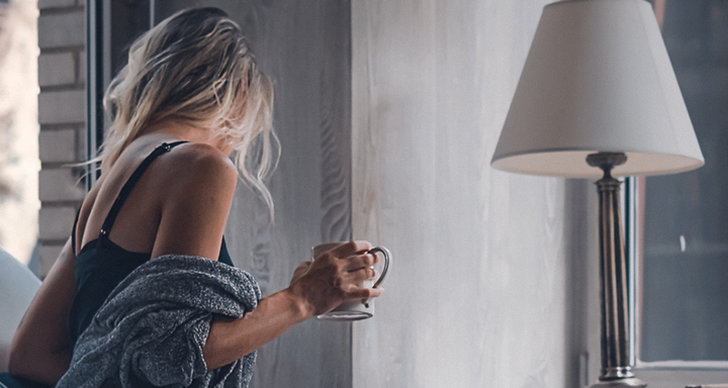En tjej som dricker kaffe