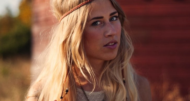 Här syns det populära hippie-hårbandet.